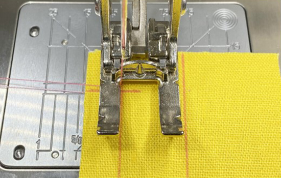 Sandhill_Bag_05_sewing_zipper_cover_BERNINA_WeAllSew_Blog_550x350px