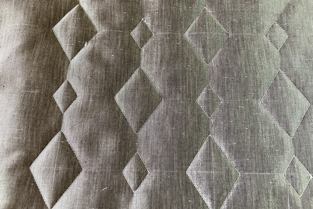 Trapunto_Pillow_06_Quilted_Diamonds_BERNINA_WeAllSew_Blog_1200x800px