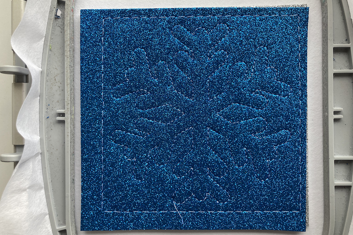 Winter_Garland_Part_1_19_Stabilizing_Run_BERNINA_WeAllSew_Blog_1200x800px