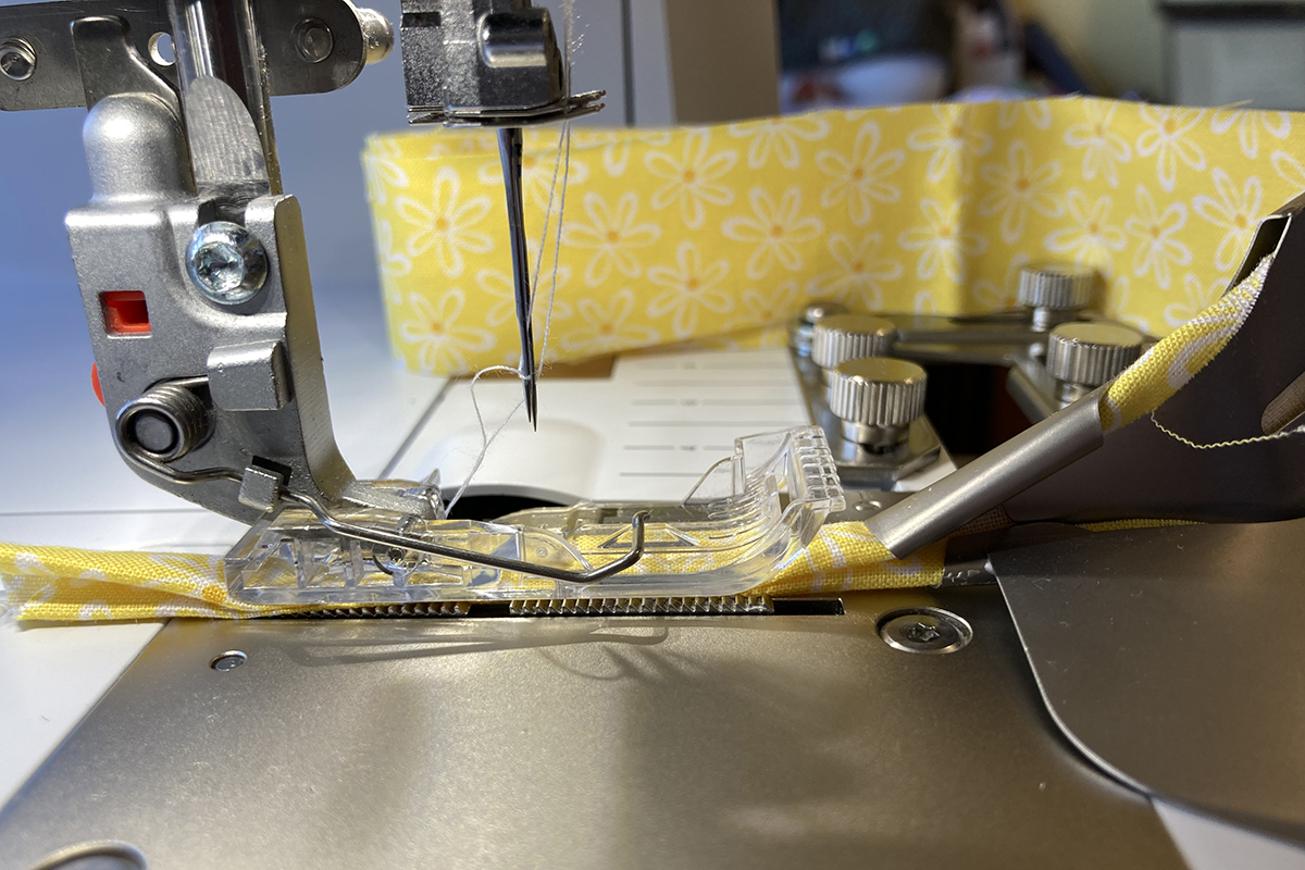 Sun_Bonnet_08_Fabric_Inserted_Serger_Sunbonnet_WAS_BERNINA_WeAllSew_Blog_1200x800px