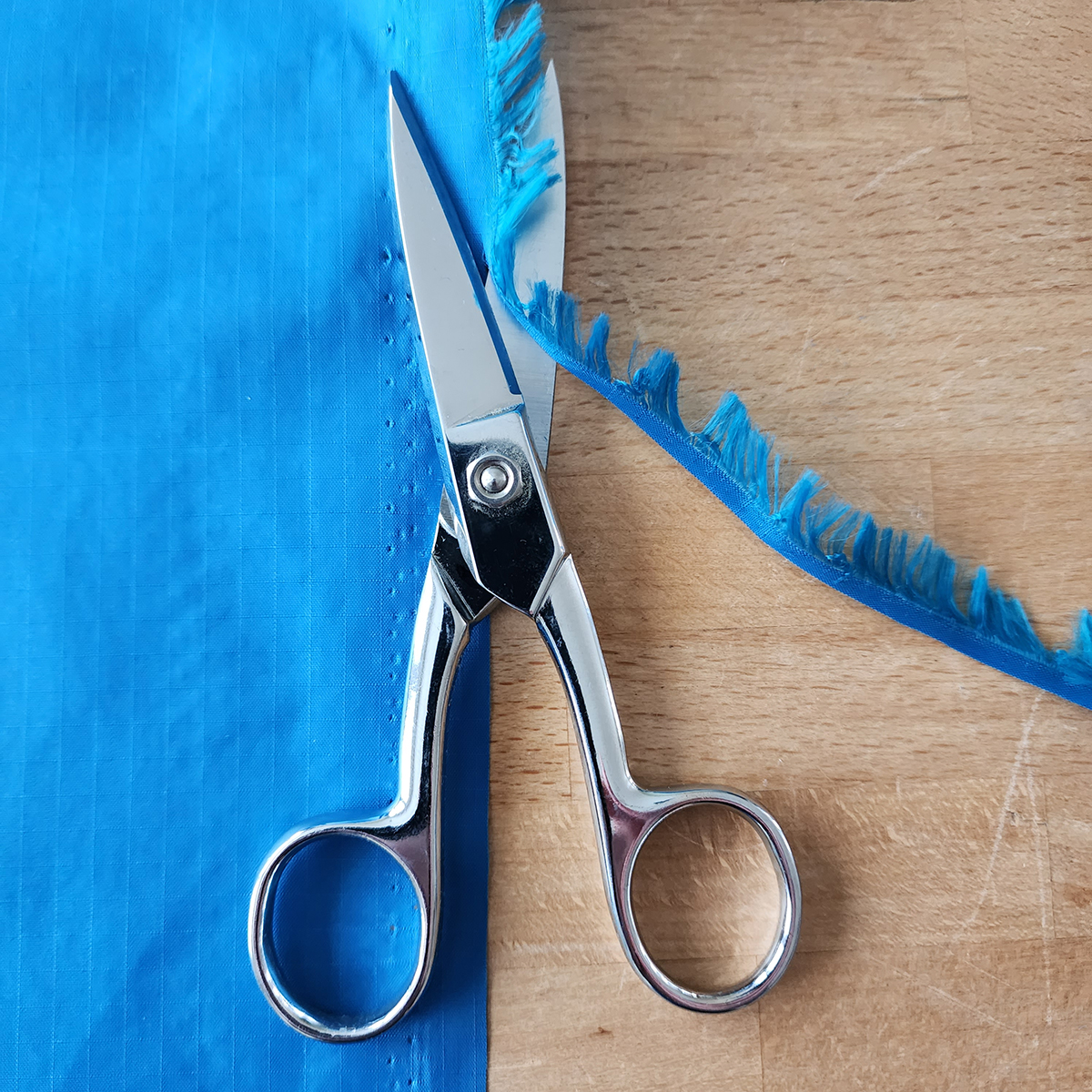 b05_CRAFTER_MYOG_04_trim_selvage_BERNINA_WeAllSew_Blog_1200x1200px