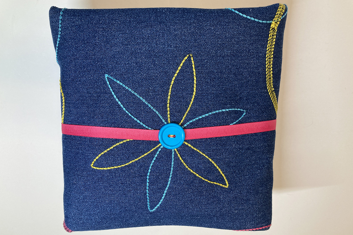 Serger_Tic_Tac_Toe_#2_26_Flower_Side_TTT_WAS_BERNINA_WeAllSew_Blog_1200x800px