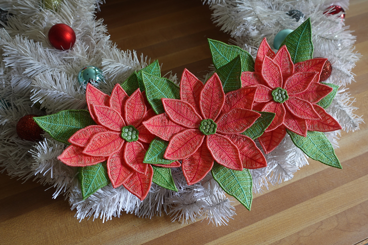 Freestanding_Lace_Poinsettia_Wreath_01_I_love_working_BERNINA_WeAllSew_Blog_1200x800px