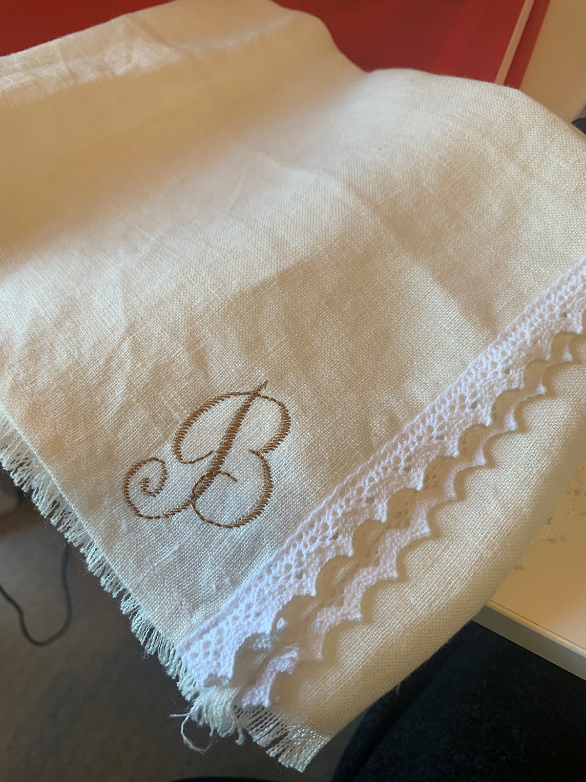 Sideways_Motion_Foot_#40C_11_B_monogram_in_gold_thread_BERNINA_WeAllSew_Blog_1200x1600px