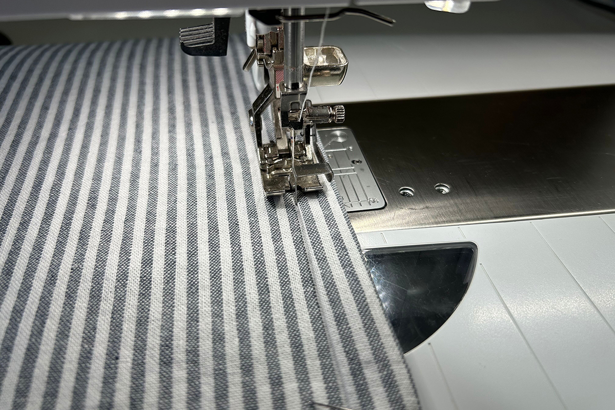 Modern_Farmhouse_Kitchen_Towels_13_stitching_hem_BERNINA_WeAllSew_Blog_1200x800px