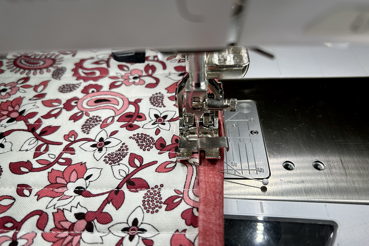 Blindstitch_Binding_09_Center_Blade_Position_BERNINA_WeAllSew_Blog_1200x800px