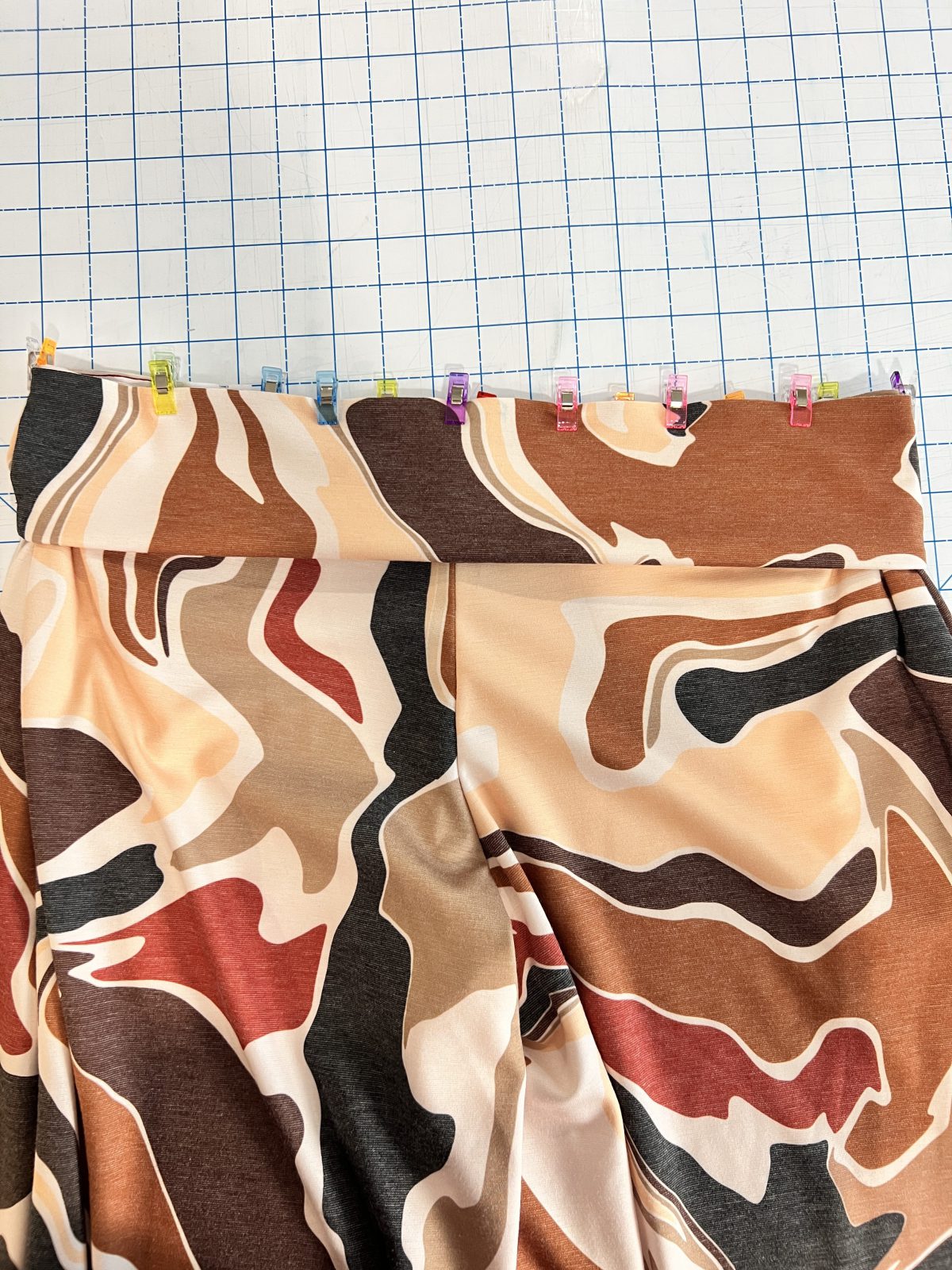 Stretch to fit the pants waist band inside the lower waist edge of the pants